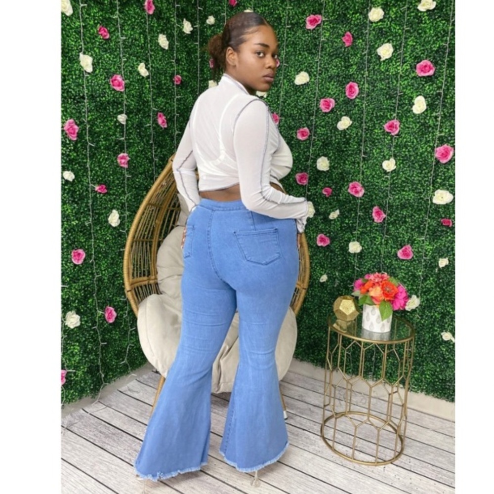 Snatched Plus Wide Leg Jeans: 1X-3X - Picture 2 of 3